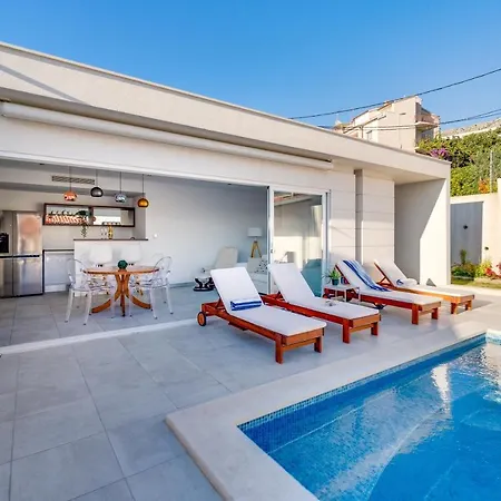 Villa New! Seaview Matoli With Heated 50sqm Pool And 4 Bedrooms, Close To Split *