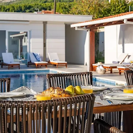 Villa New! Seaview Matoli With Heated 50sqm Pool And 4 Bedrooms, Close To Split *