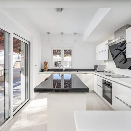 New! Seaview Matoli With Heated 50sqm Pool And 4 Bedrooms, Close To Split Villa Podstrana
