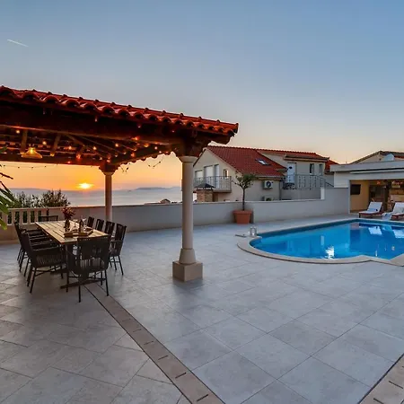 Villa New! Seaview Matoli With Heated 50sqm Pool And 4 Bedrooms, Close To Split