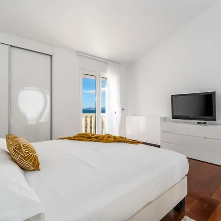 Villa New! Seaview Matoli With Heated 50sqm Pool And 4 Bedrooms, Close To Split